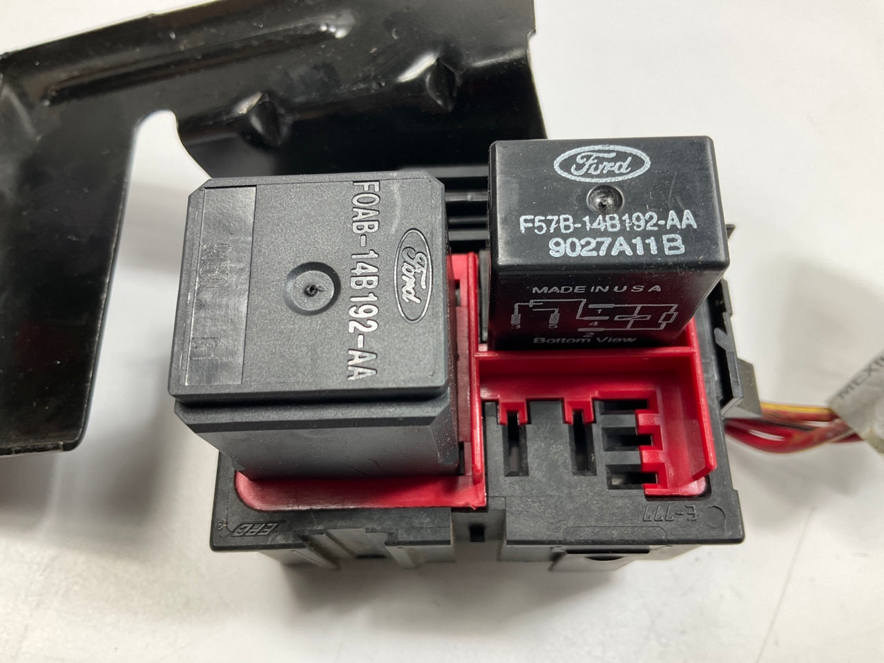 Ford F81B-14A206-JA Trailer Tow Fusebox With F0AB-14B192-AA F57B-14B192-A Relays