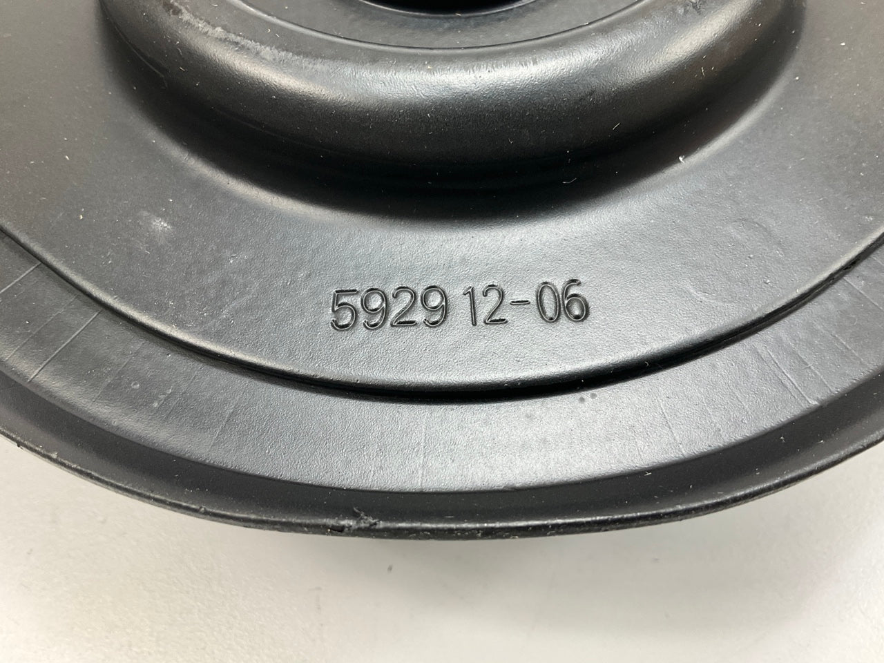 NEW - OUT OF BOX FM1363 Front Suspension Strut Mount