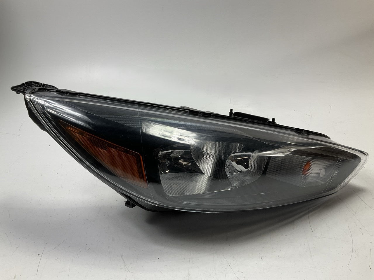 SCRATCHED Aftermarket FO2503337 Right Headlight Headlamp - 2015-2018 Ford Focus