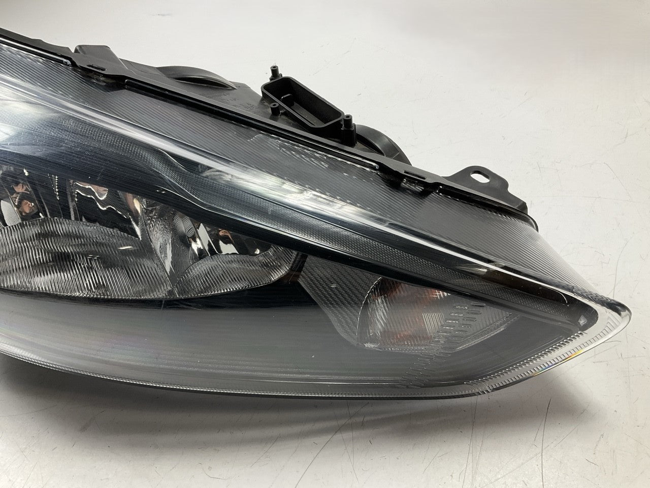 SCRATCHED Aftermarket FO2503337 Right Headlight Headlamp - 2015-2018 Ford Focus