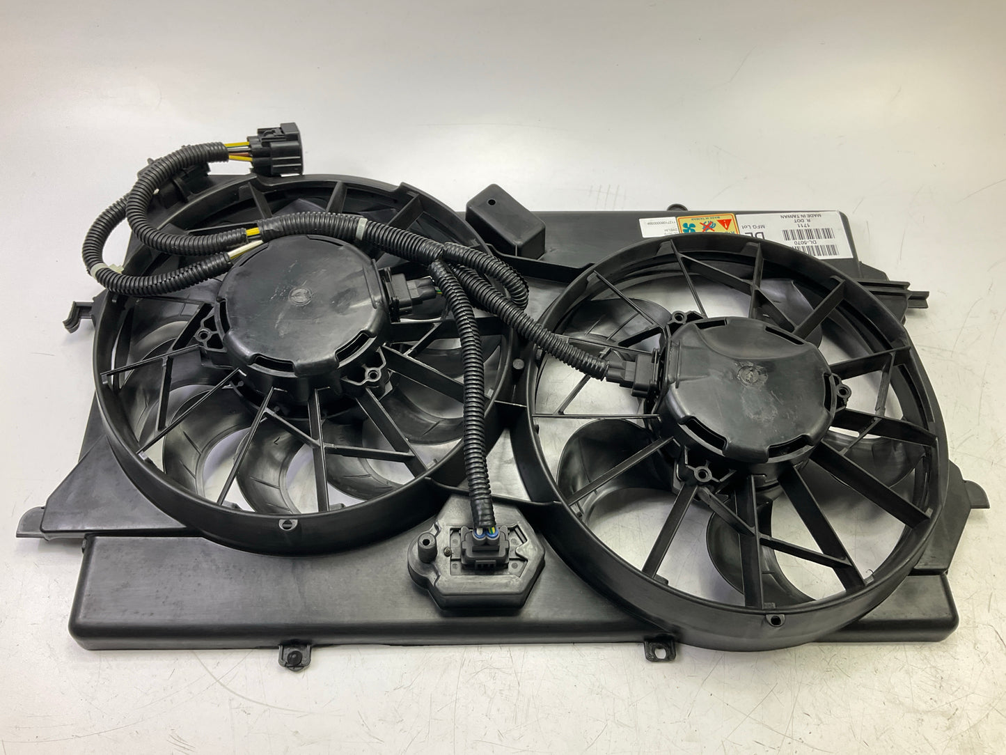 NEW FO3115156  Dual Radiator And Condenser Fan For 2005-2007 Ford Focus
