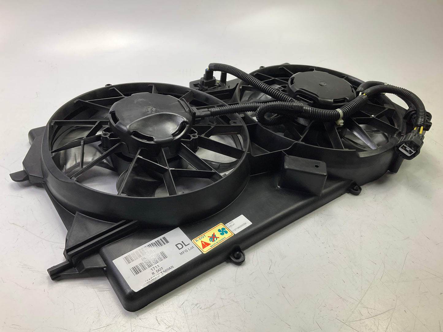 NEW FO3115156  Dual Radiator And Condenser Fan For 2005-2007 Ford Focus