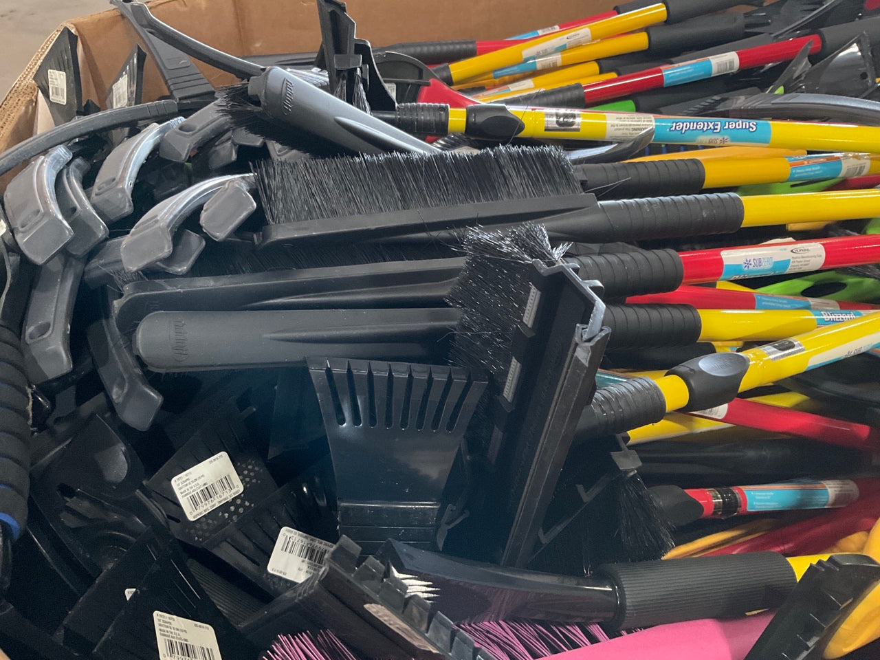 460 Pieces - WHOLESALE Pallet Of Ice Scrapers & Snow Brushes, MIXED LOT