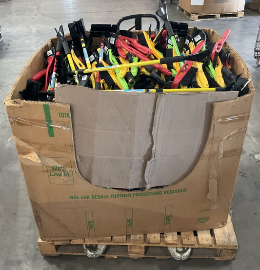 600 Pieces - WHOLESALE Pallet Of Ice Scrapers & Snow Brushes, MIXED LOT