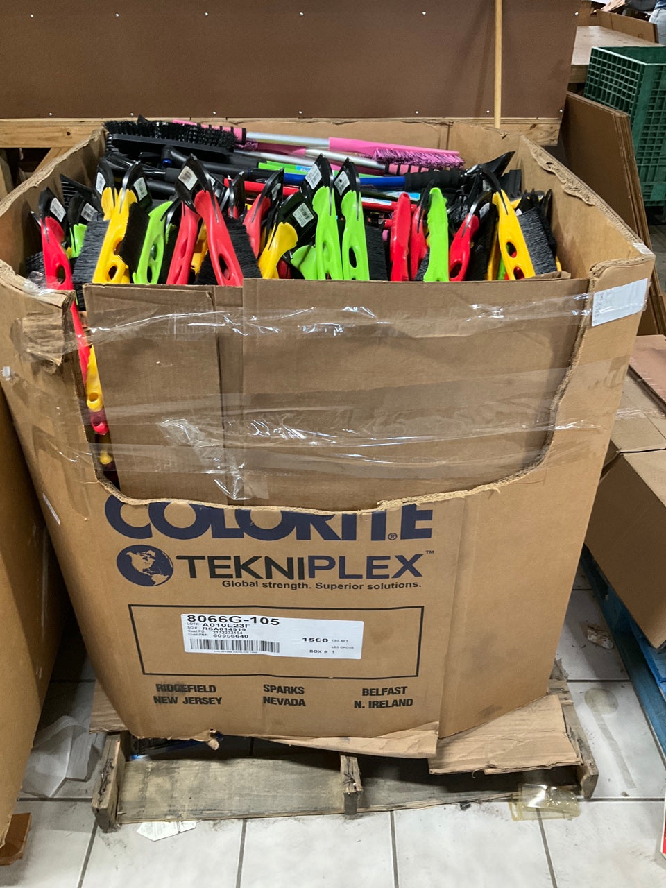 320 Pieces - WHOLESALE Pallet Of Ice Scrapers & Snow Brushes, MIXED LOT