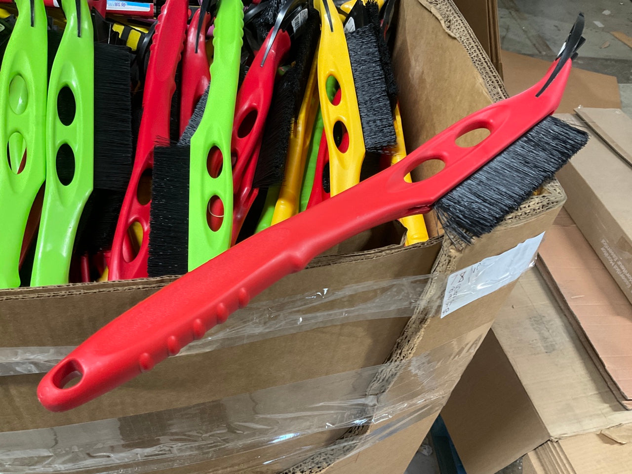 320 Pieces - WHOLESALE Pallet Of Ice Scrapers & Snow Brushes, MIXED LOT