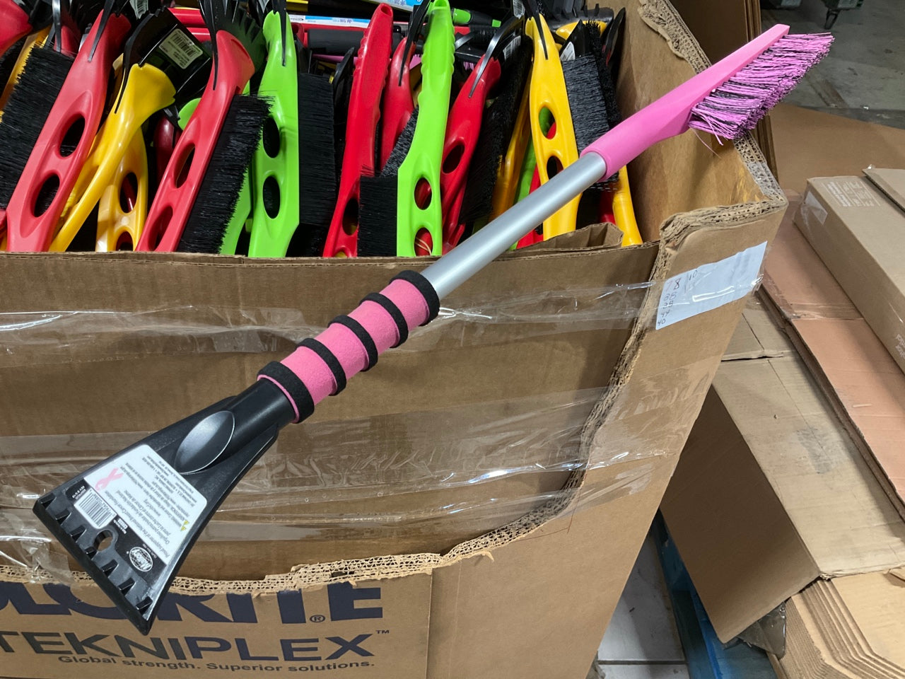 320 Pieces - WHOLESALE Pallet Of Ice Scrapers & Snow Brushes, MIXED LOT