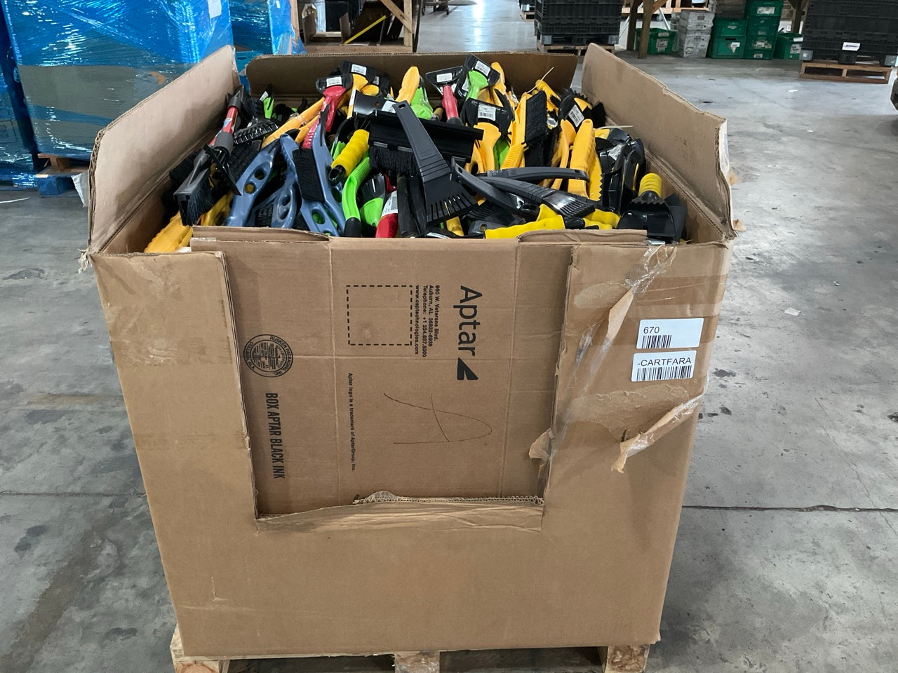 670 Pcs - Wholesale Pallet Of Mixed Ice Scrapers & Snow Brushes