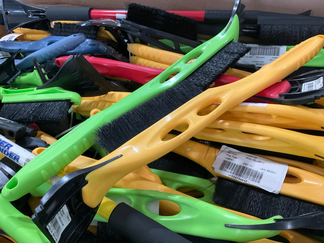 670 Pcs - Wholesale Pallet Of Mixed Ice Scrapers & Snow Brushes