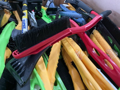 670 Pcs - Wholesale Pallet Of Mixed Ice Scrapers & Snow Brushes