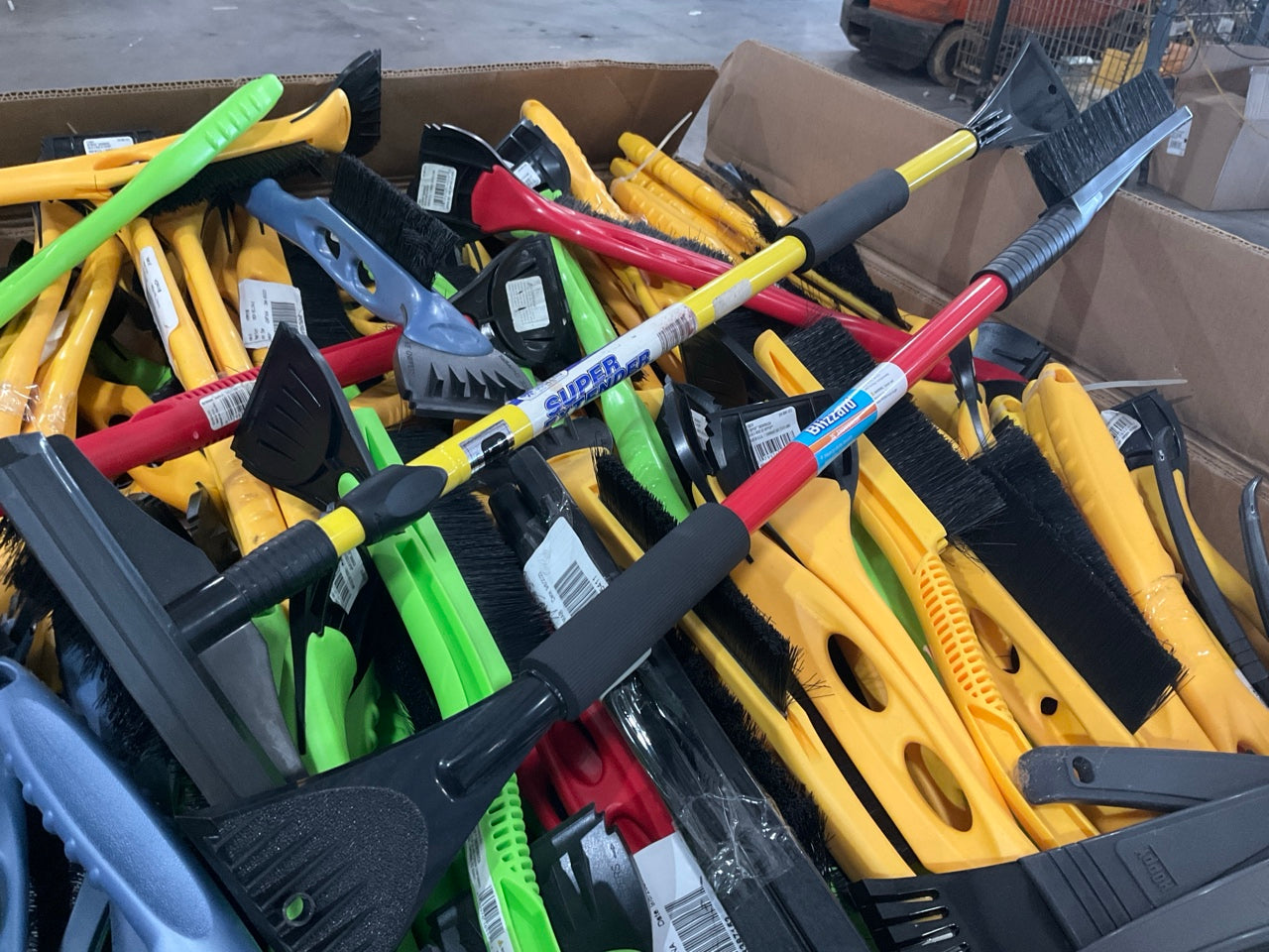 670 Pcs - Wholesale Pallet Of Mixed Ice Scrapers & Snow Brushes