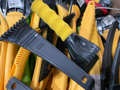 670 Pcs - Wholesale Pallet Of Mixed Ice Scrapers & Snow Brushes