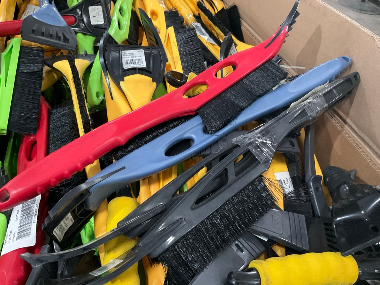 670 Pcs - Wholesale Pallet Of Mixed Ice Scrapers & Snow Brushes