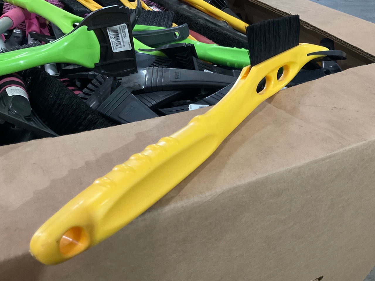300 Pieces - WHOLESALE Pallet Of Ice Scrapers & Snow Brushes