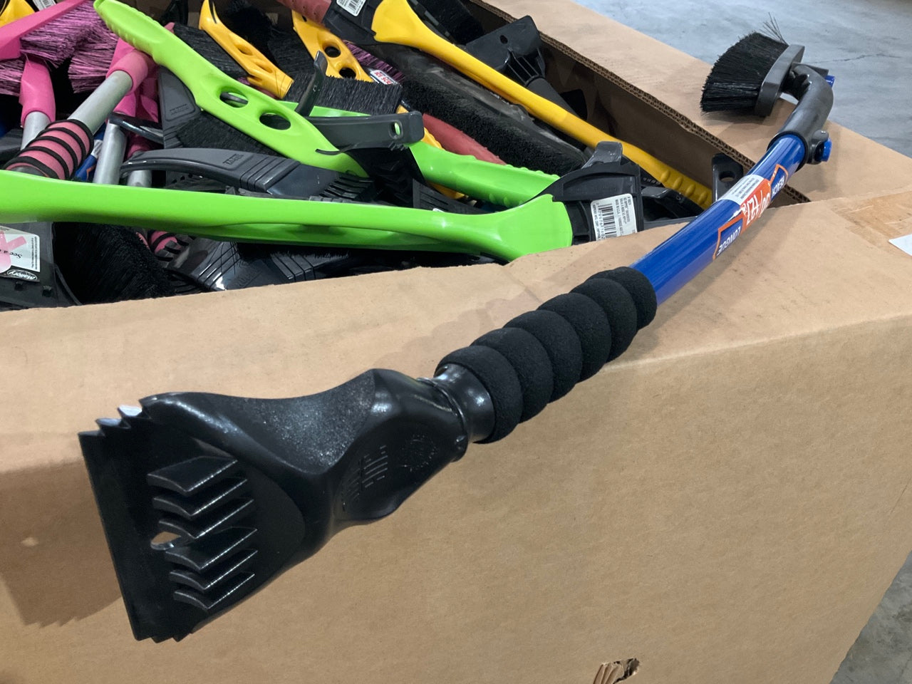 300 Pieces - WHOLESALE Pallet Of Ice Scrapers & Snow Brushes