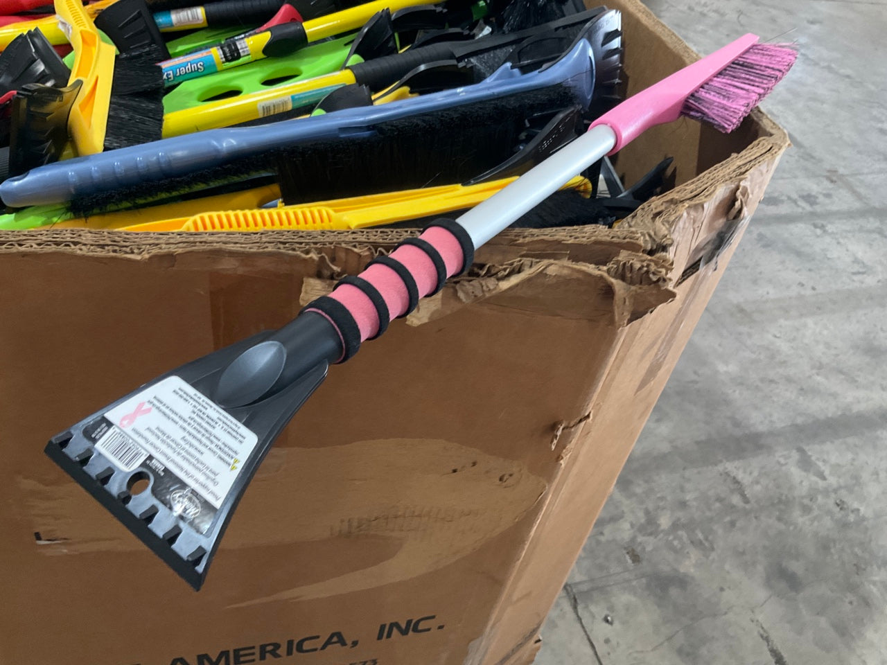 629 Pieces - WHOLESALE Pallet Of Ice Scrapers & Snow Brushes, MIXED LOT