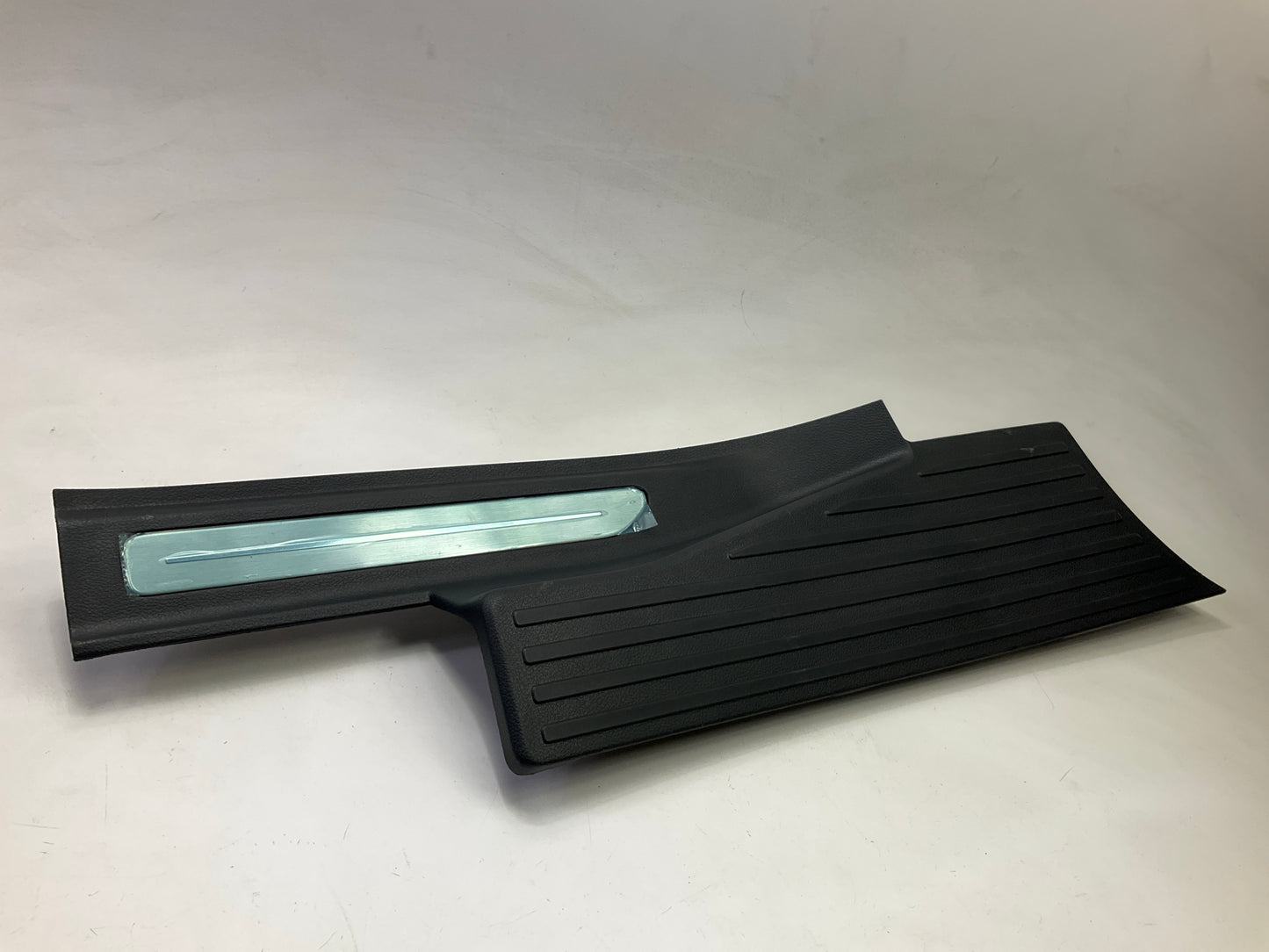 NEW UNBOXED OEM JL7B-4013244-A Rear Right Door Sill Cover Plate 18-21 Navigator