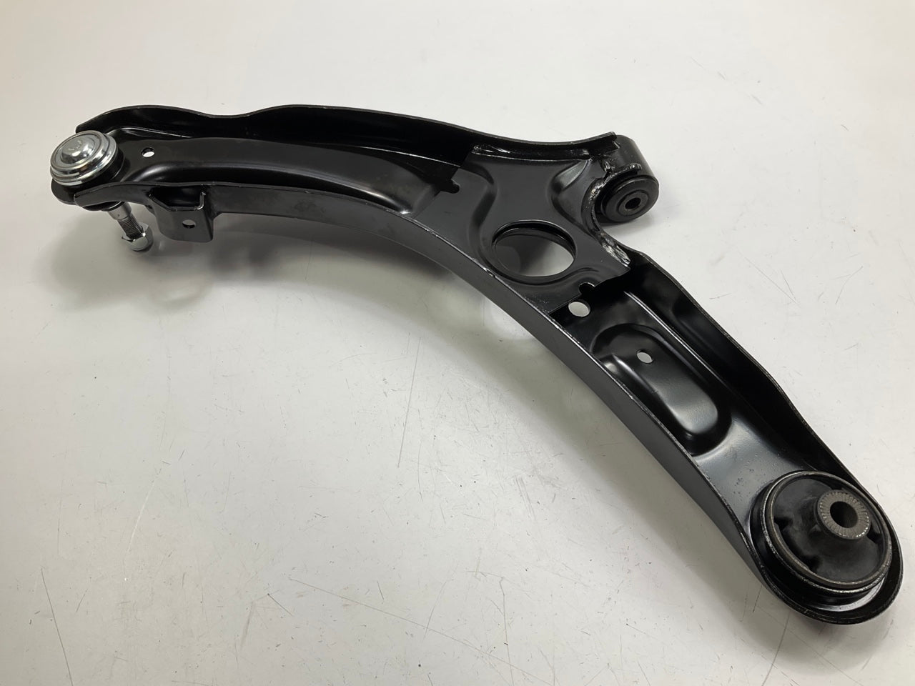 NEW UNBOX K622646 Front Right Lower Control Arm & Ball Joint For 12-17 Veloster