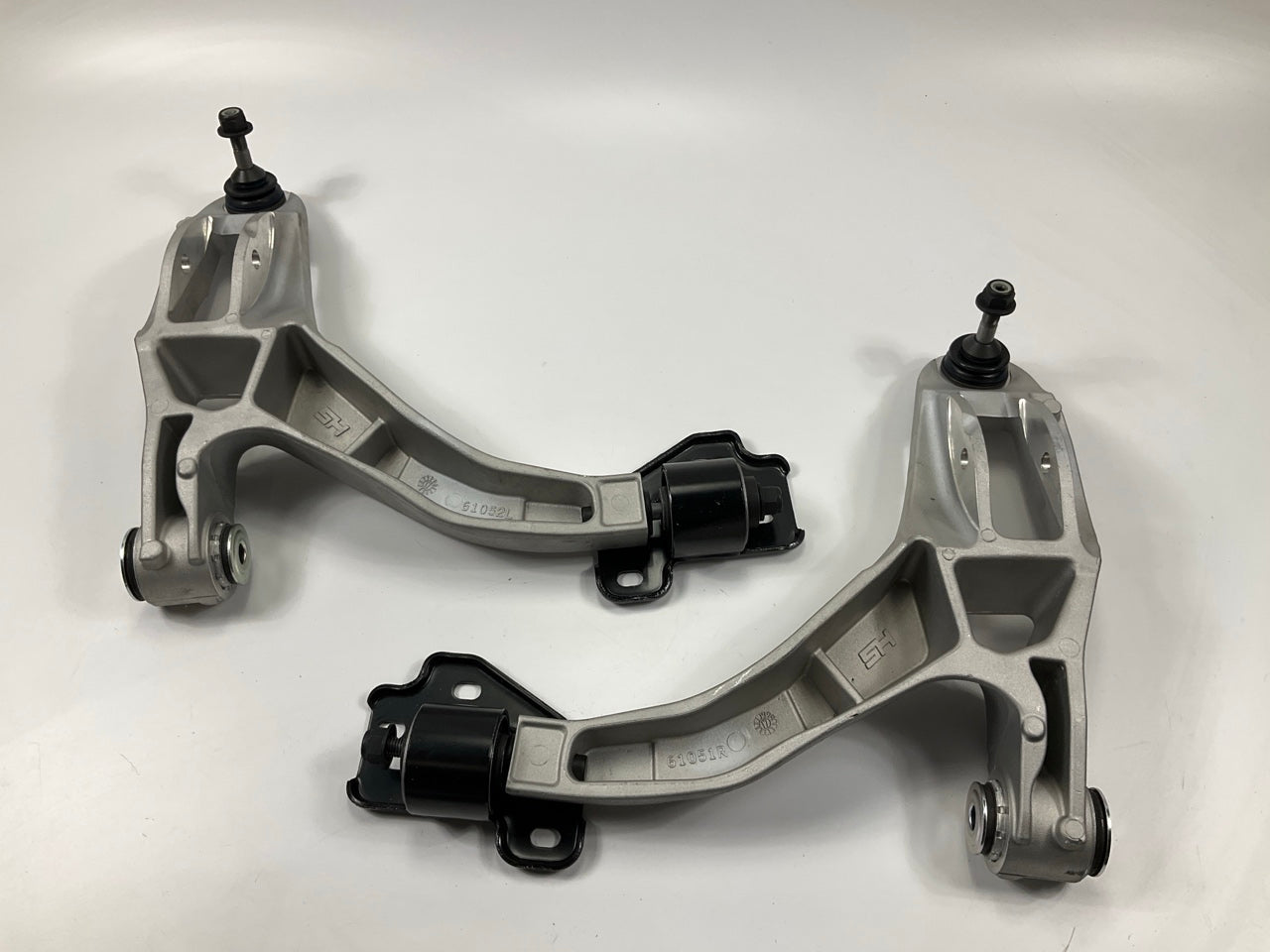 NEW UNBOXED Front Lower Right & Left Control Arms - 03-06 Crown Vic, Town Car