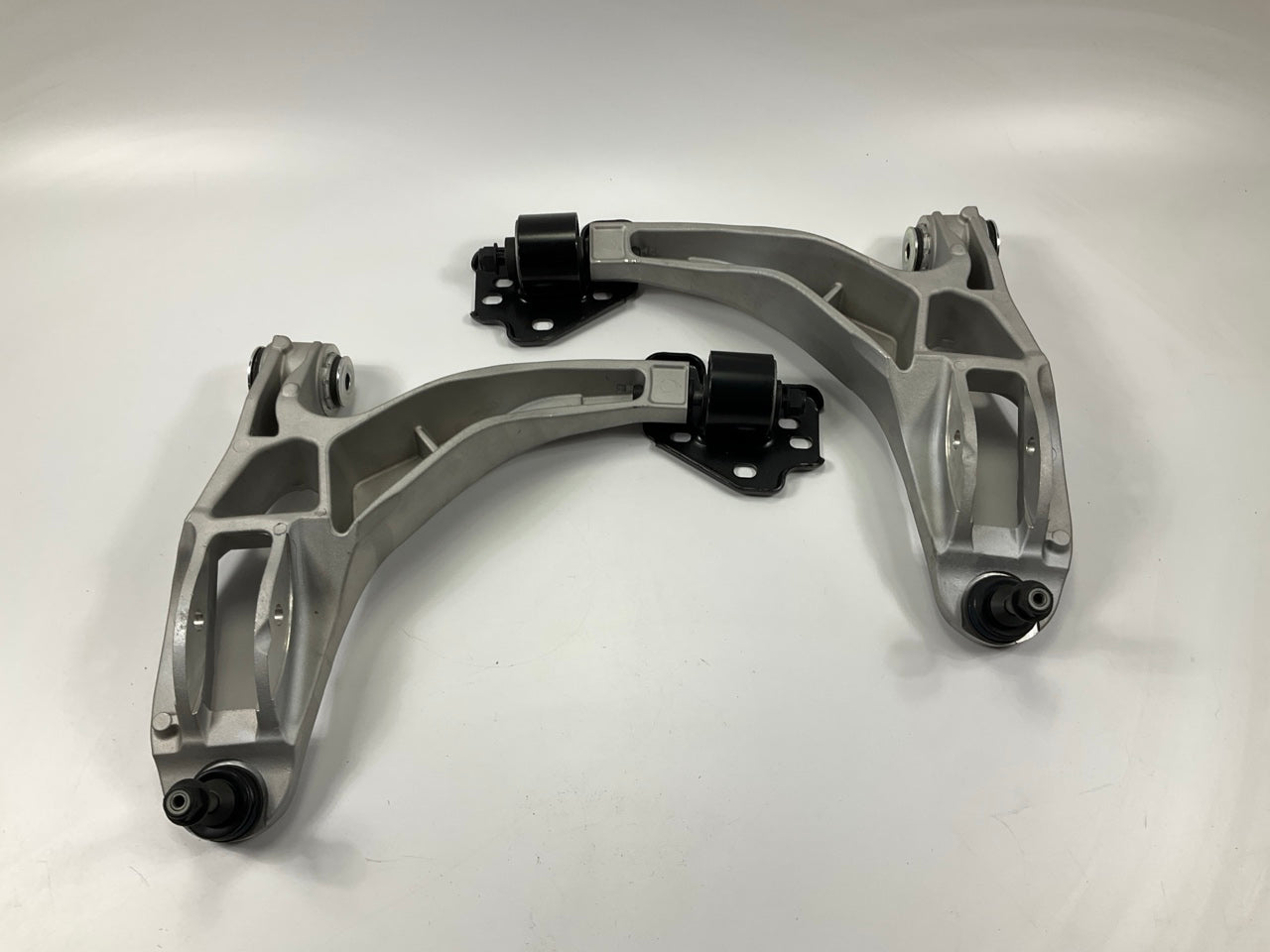 NEW UNBOXED Front Lower Right & Left Control Arms - 03-06 Crown Vic, Town Car