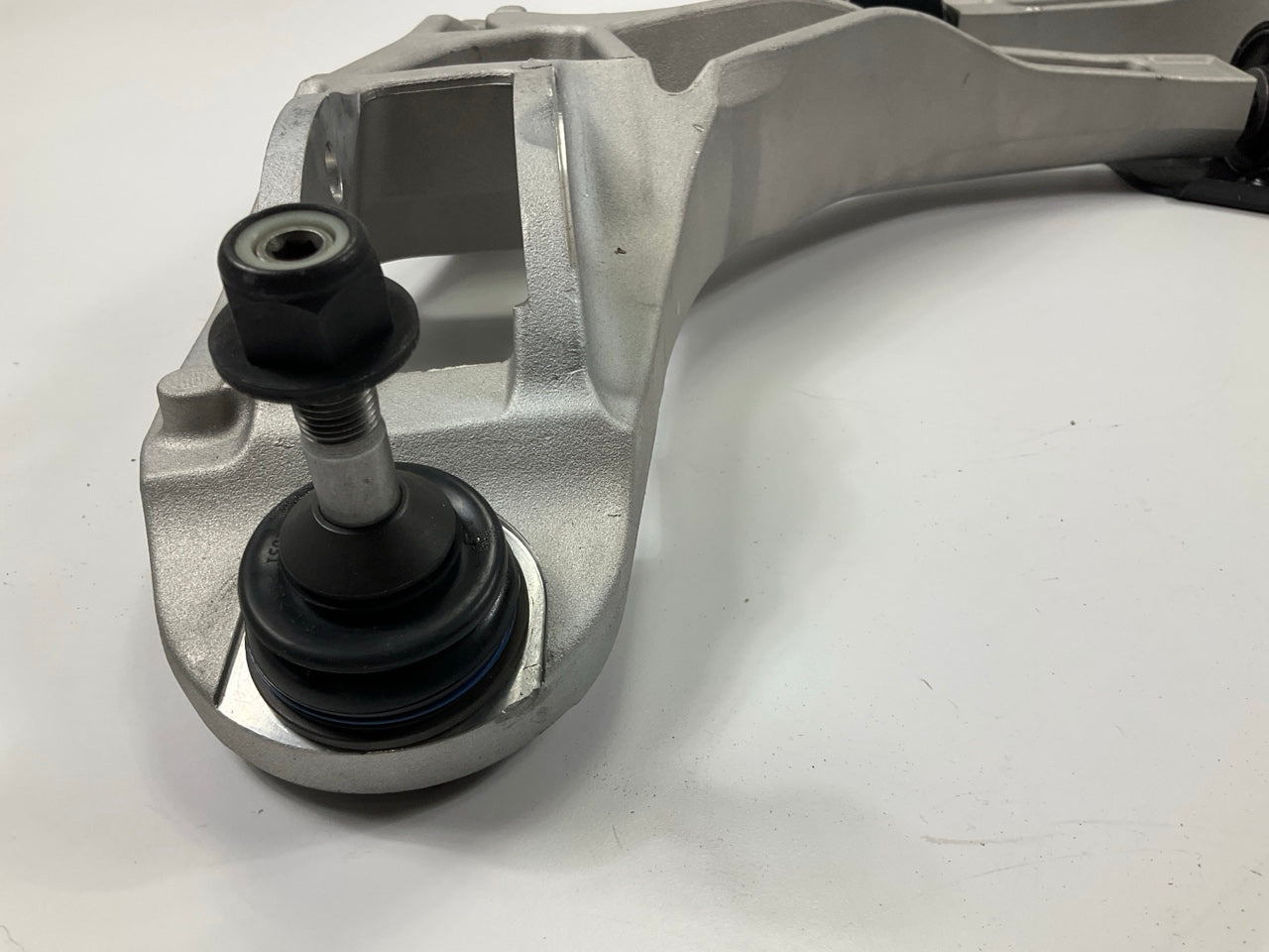 NEW UNBOXED Front Lower Right & Left Control Arms - 03-06 Crown Vic, Town Car