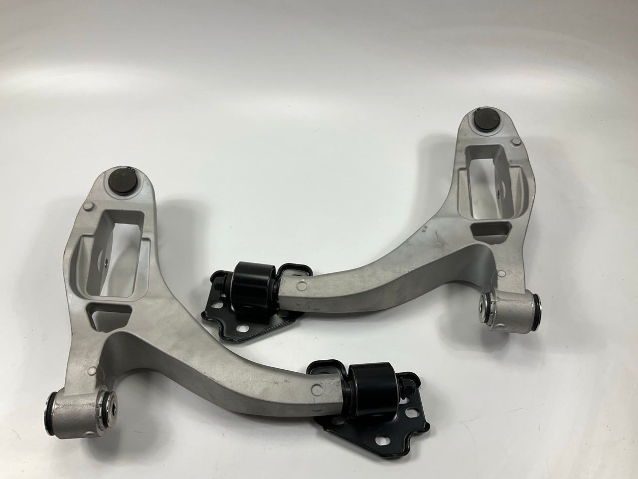 NEW UNBOXED Front Lower Right & Left Control Arms - 03-06 Crown Vic, Town Car