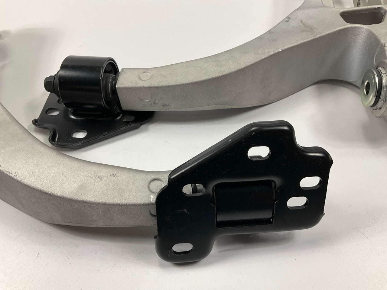NEW UNBOXED Front Lower Right & Left Control Arms - 03-06 Crown Vic, Town Car