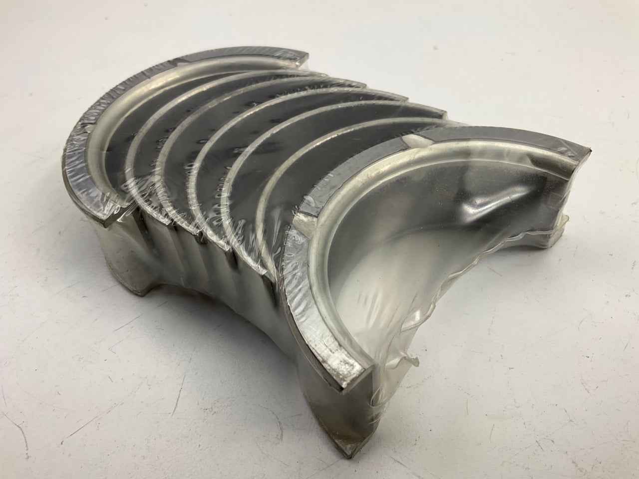 NEW - UNBOXED KM404 Engine Main Bearings  STD For 1975-1976 Chrysler 225