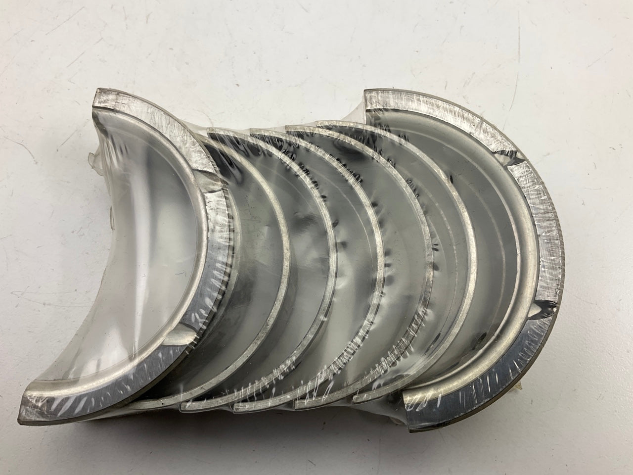 NEW - UNBOXED KM404 Engine Main Bearings  STD For 1975-1976 Chrysler 225