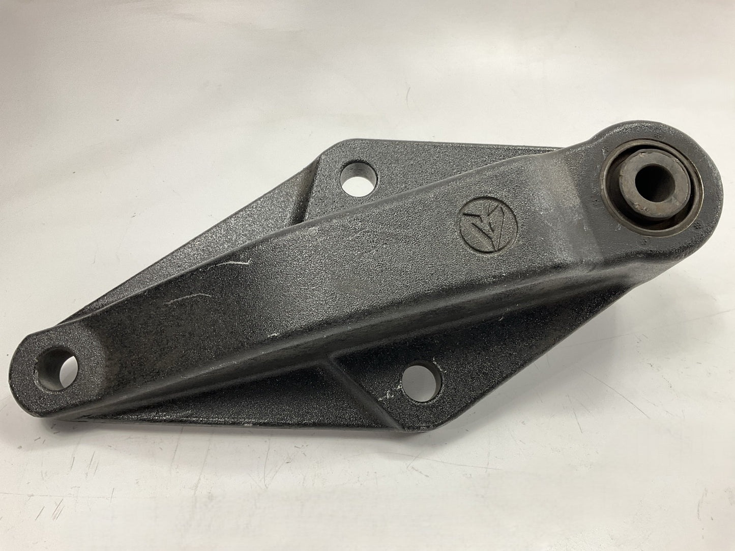 NEW UNBAGGED Automann M1483 Front Leaf Spring Hanger For Cascadia 16-14018-001