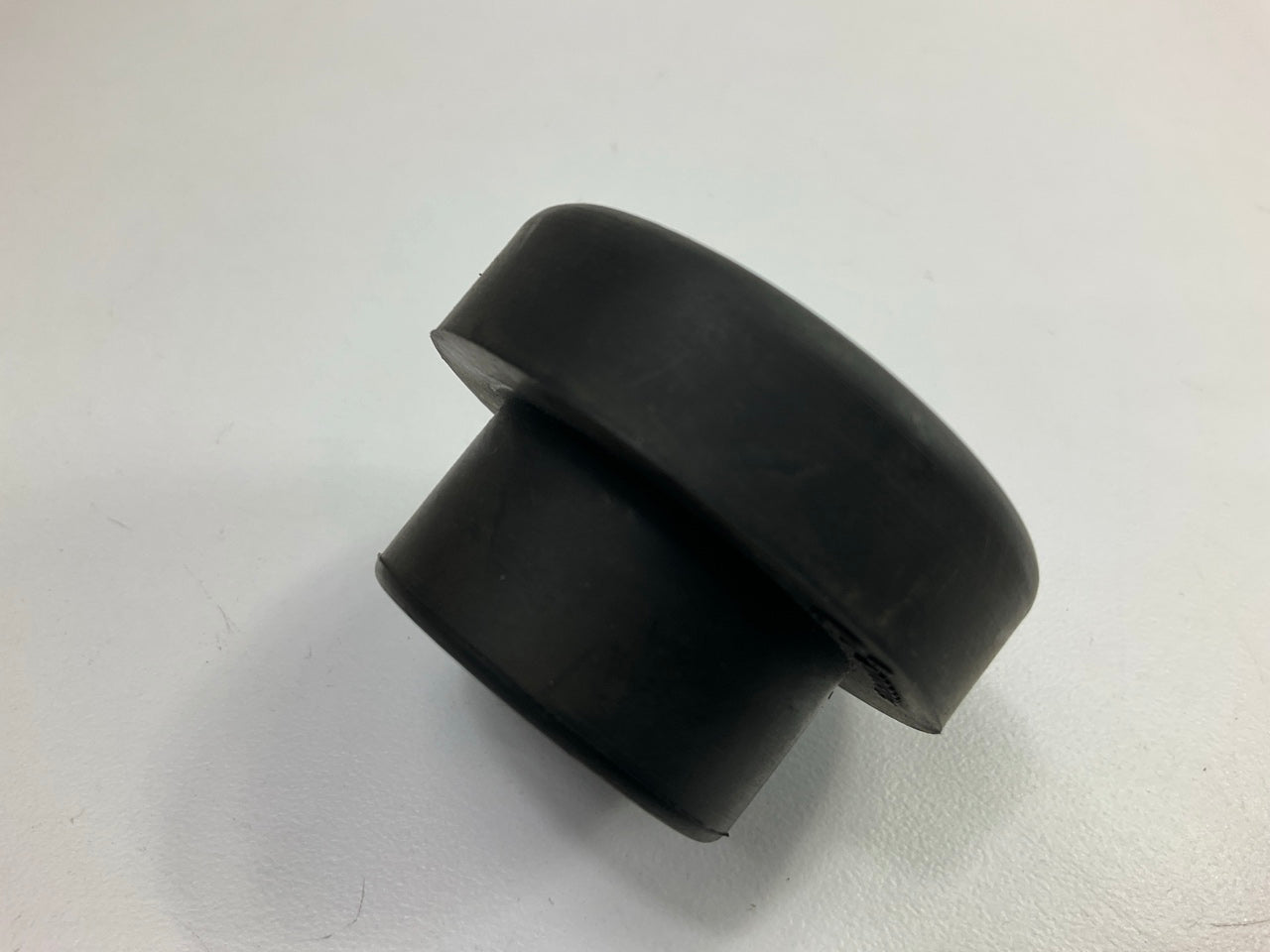 NEW UNBOXED Automann M203075 Radiator Mount Bushing For Peterbilt 07-05861