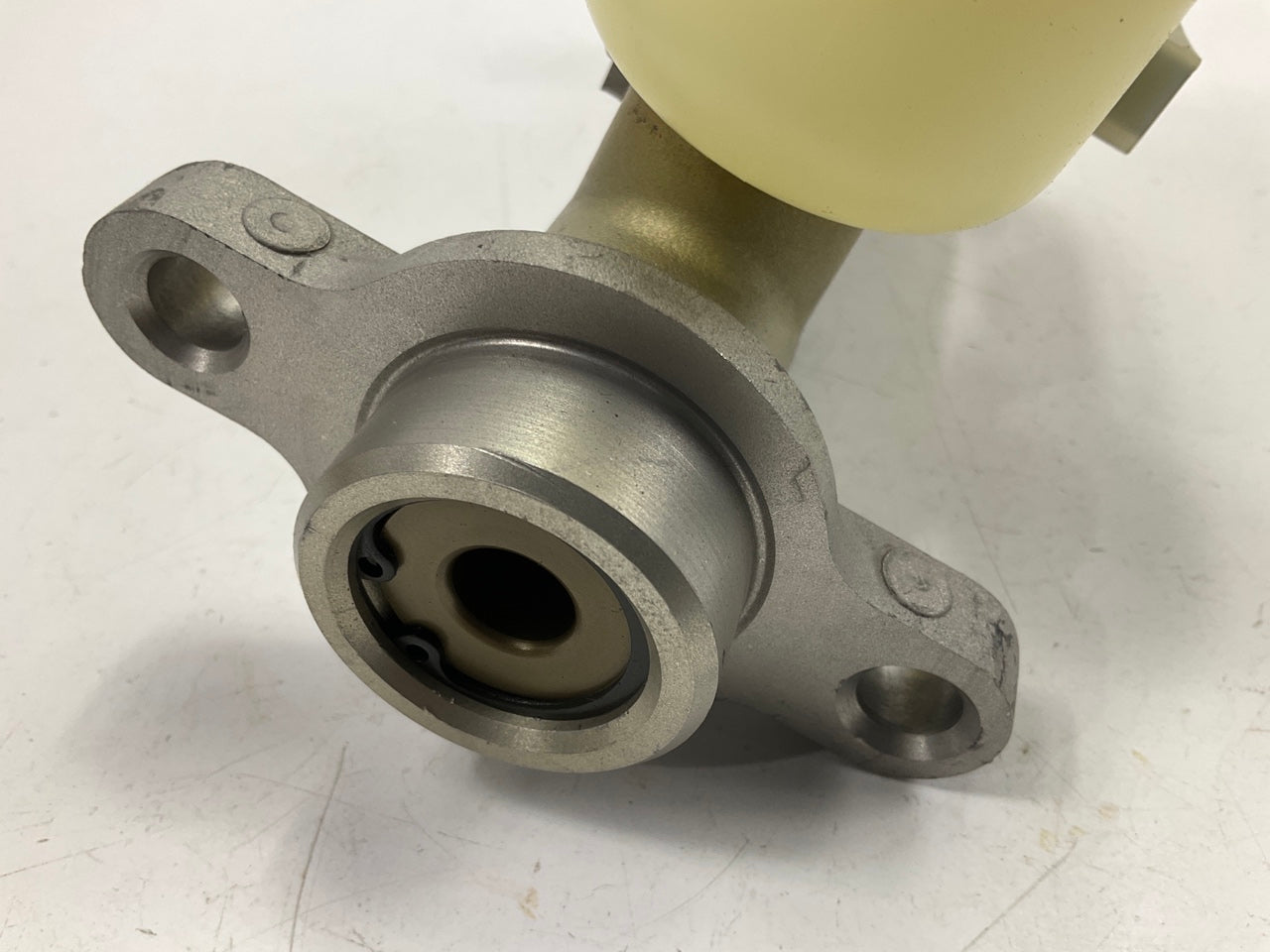 NEW UNBOXED M390269 Brake Master Cylinder - WITHOUT CRUISE CONTROL ONLY