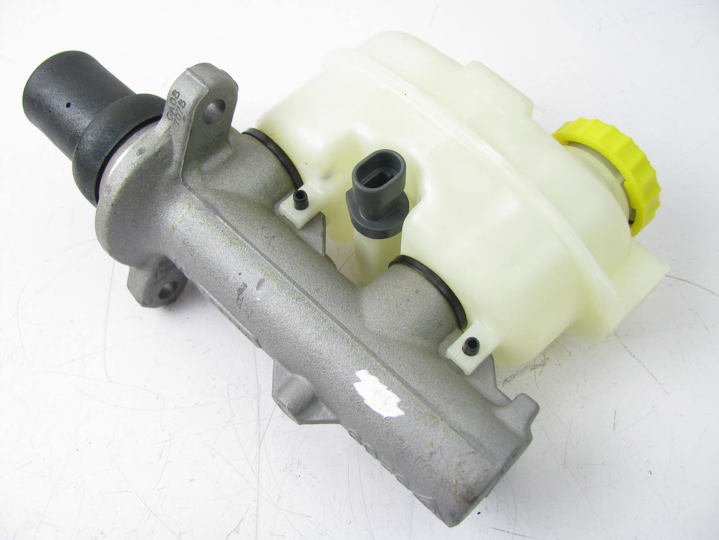 NEW - OUT OF BOX - M390377 Brake Master Cylinder