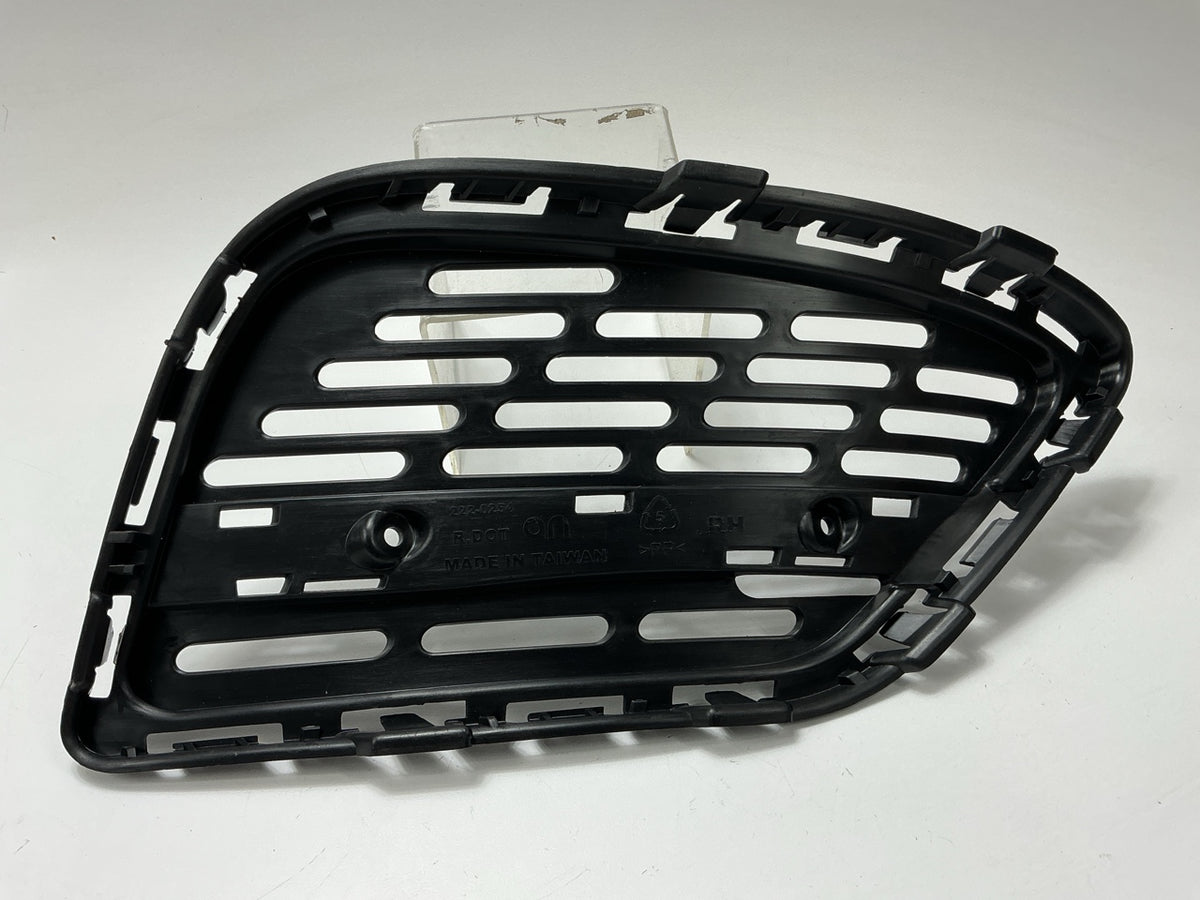 NEW AFTERMARKET - Front Right Bumpert Insert