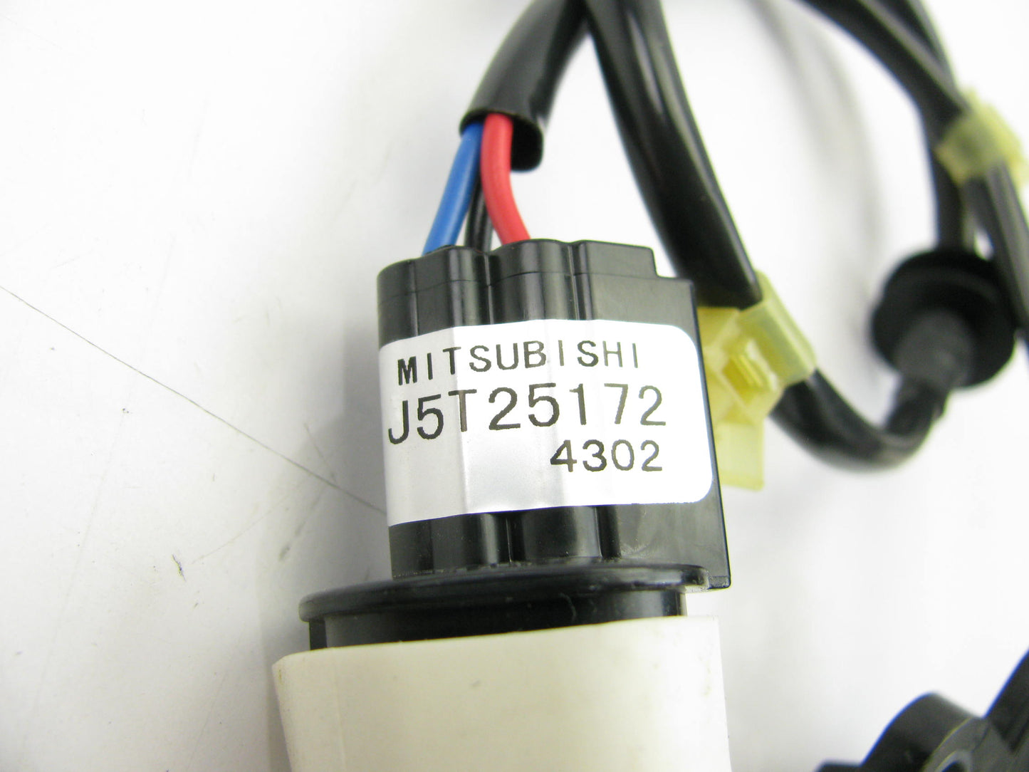 NEW UNBOX OEM Crankshaft Postion Sensor CPS MD301215 95-98 Galant , 95-96 Summit