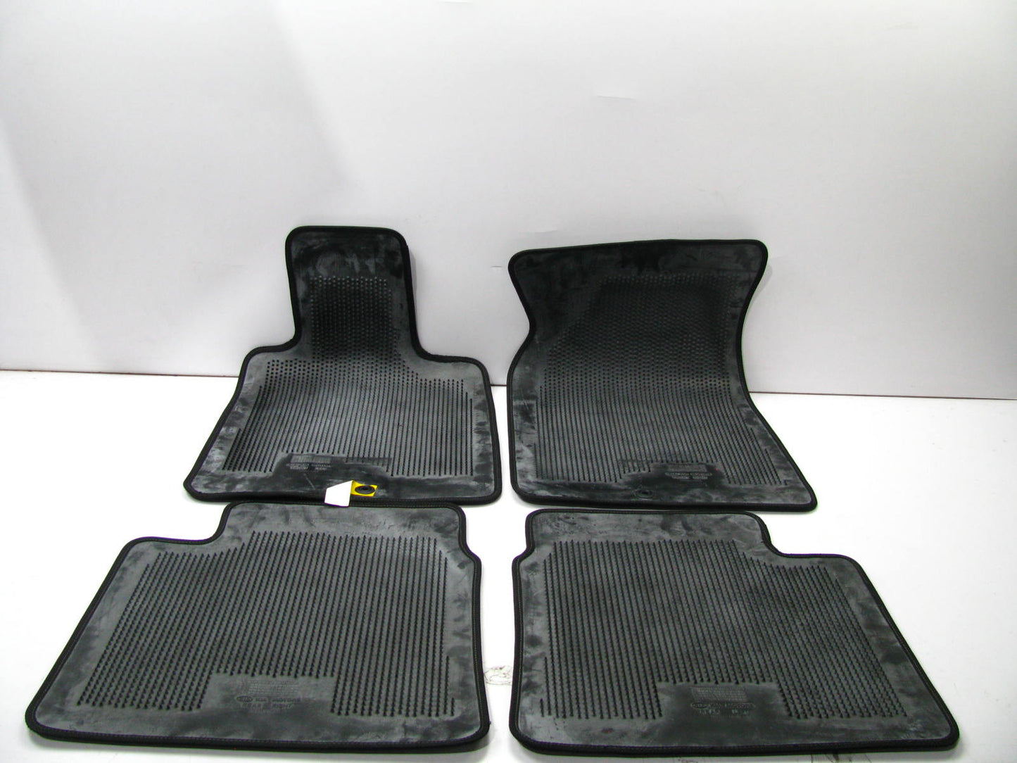 NEW UNBOXED OEM 4-PIECE Carpet Floor Mat Set For 07-09 Kia Amanti P81403F101VA