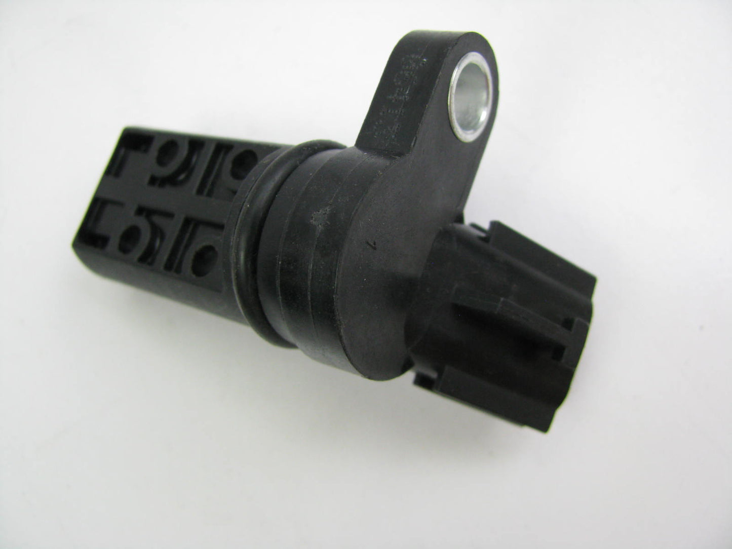 NEW - OUT OF BOX PC401 Camshaft Position Sensor For 2003-06 Nissan 4.5L 5.6L-V8