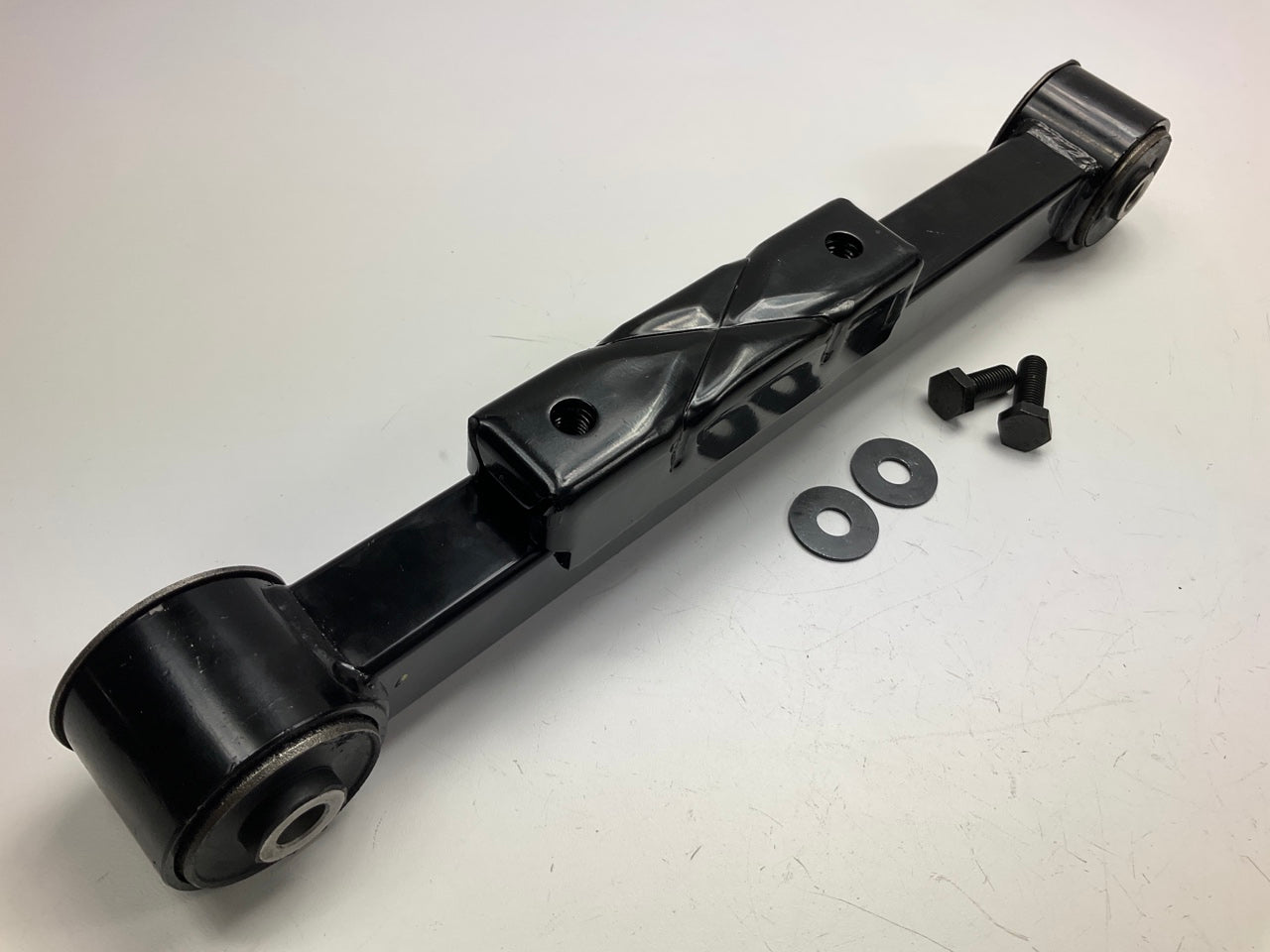 NEW - UNBOXED RK641180 Rear Lower Control Arm For 2002-2007 Jeep Liberty