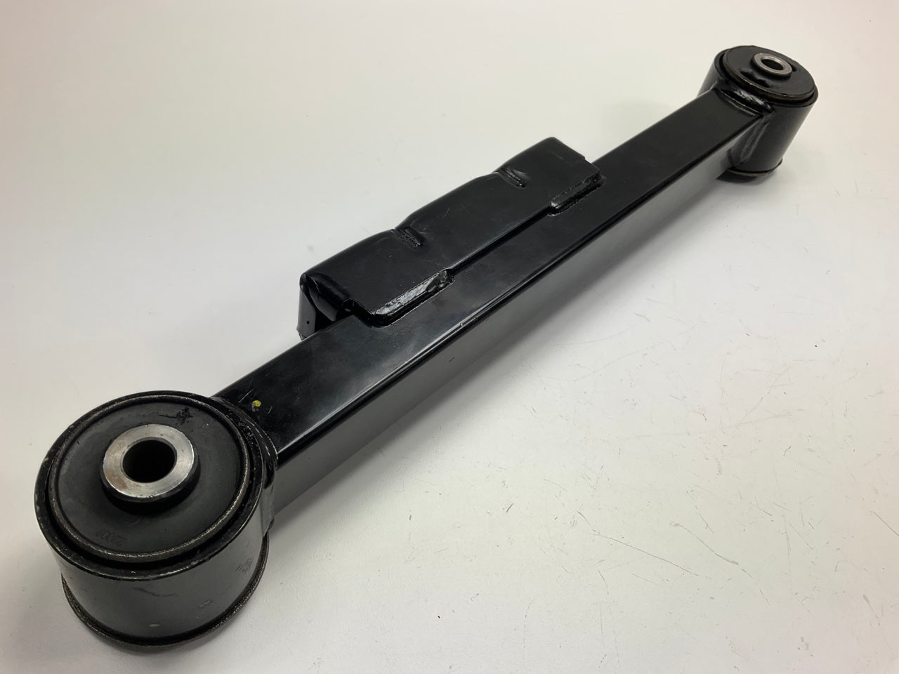 NEW - UNBOXED RK641180 Rear Lower Control Arm For 2002-2007 Jeep Liberty