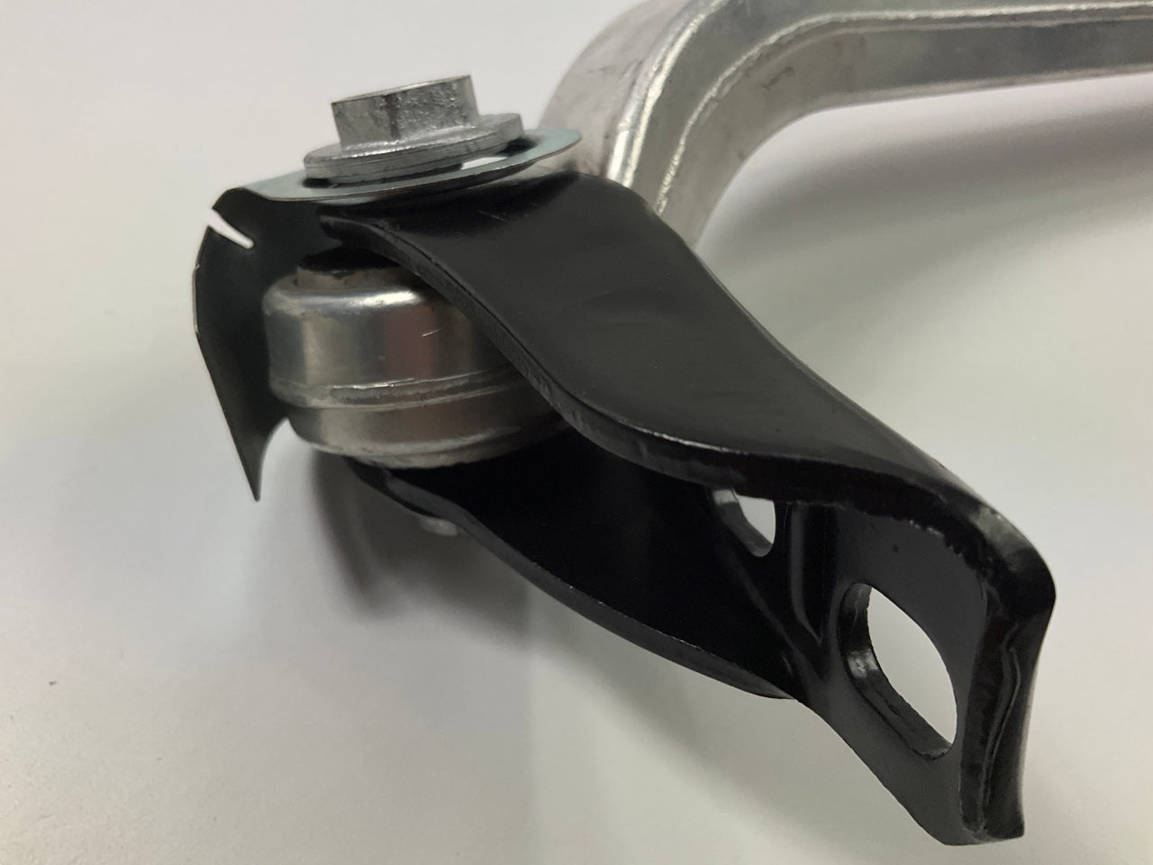 NEW UNBOXED RK641995 Rear Left Lower Rearward Suspension Strut Rod Control Arm