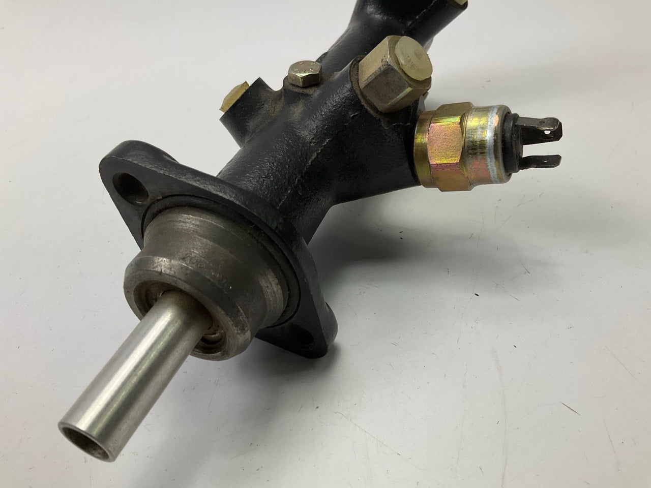 NEW - OUT OF BOX - S5336 Brake Master Cylinder 1978-1981 Audi 5000