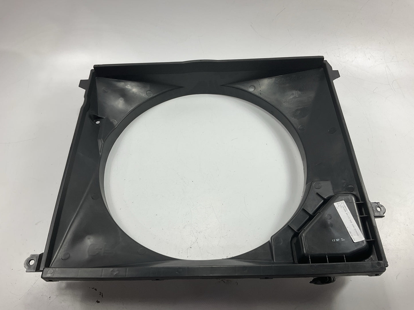 NEW TYT5089SJ Radiator Fan Shroud With Reservoir - 2005-2015 Toyota Tacoma 4.0L