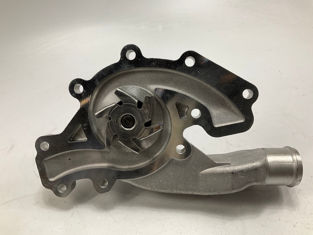 NEW - UNBOXED US9369 Engine Water Pump 1993-2004 Land Rover 4.0L 4.6L-V8