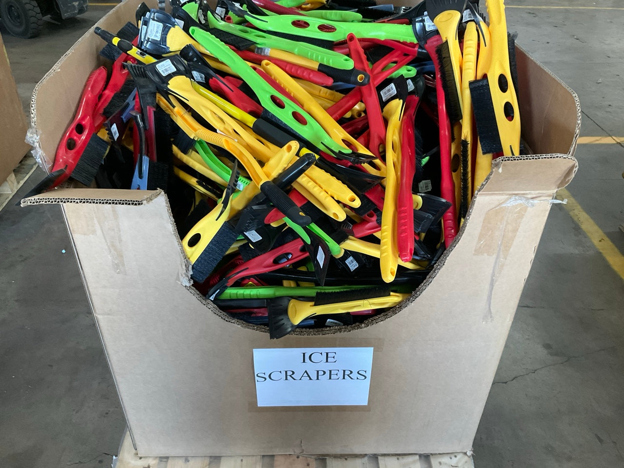 ONE PALLET  - Assorted Windshield Snow Brush / Ice Scrapers - 625 PCS / 450 LBS