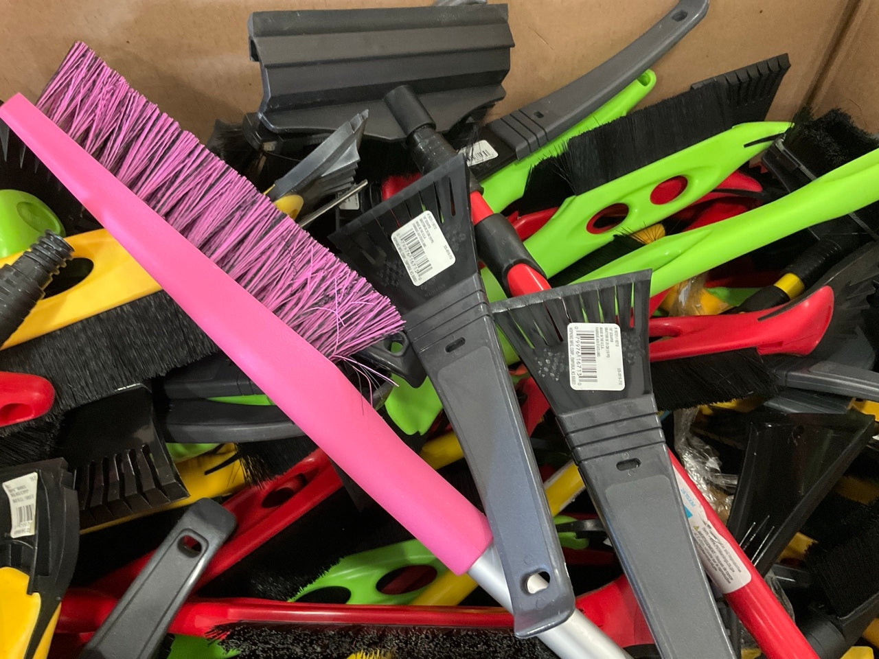 ONE PALLET  - Assorted Windshield Snow Brush / Ice Scrapers - 625 PCS / 450 LBS