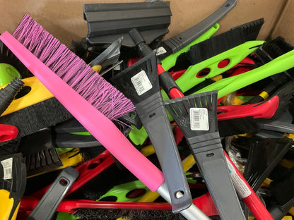 ONE PALLET  - Assorted Windshield Snow Brush / Ice Scrapers - 625 PCS / 450 LBS
