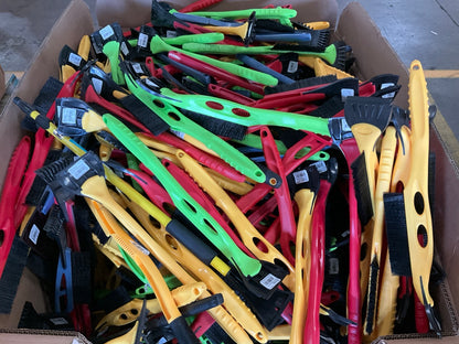 ONE PALLET  - Assorted Windshield Snow Brush / Ice Scrapers - 625 PCS / 450 LBS