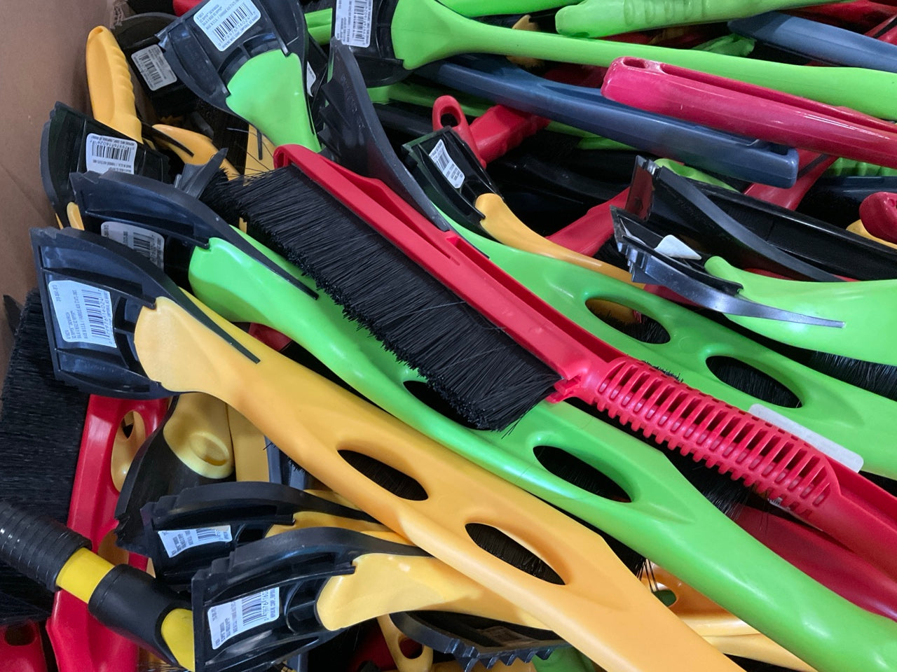 ONE PALLET  - Assorted Windshield Snow Brush / Ice Scrapers - 625 PCS / 450 LBS