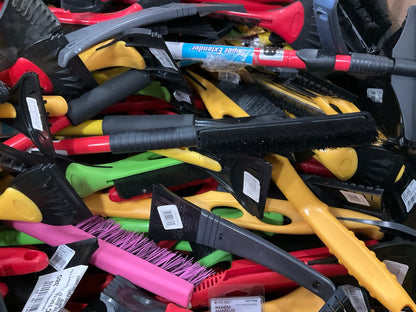 ONE PALLET  - Assorted Windshield Snow Brush / Ice Scrapers - 625 PCS / 450 LBS