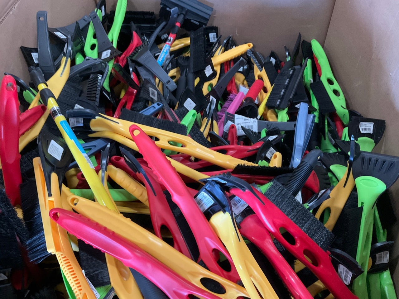 ONE PALLET  - Assorted Windshield Snow Brush / Ice Scrapers - 625 PCS / 450 LBS